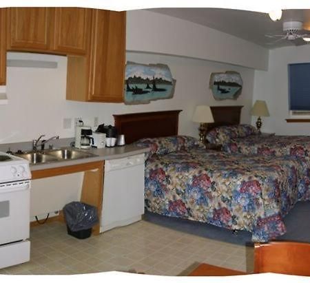 Frontier Suites Hotel In Джуно Екстер'єр фото