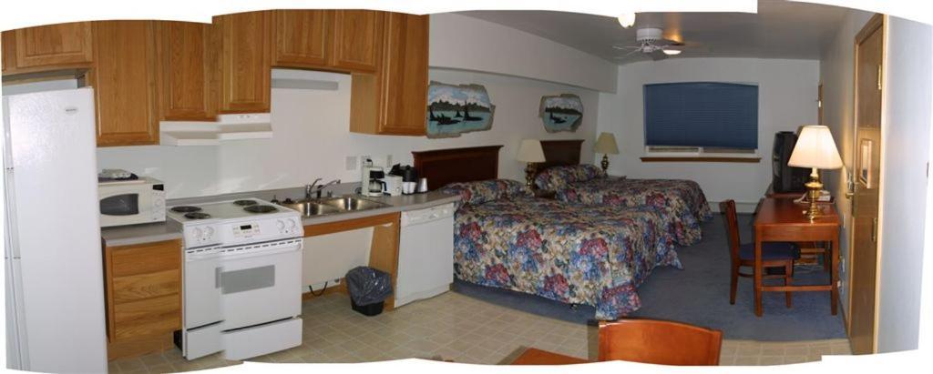 Frontier Suites Hotel In Джуно Екстер'єр фото