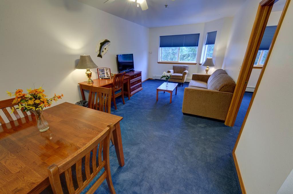 Frontier Suites Hotel In Джуно Екстер'єр фото