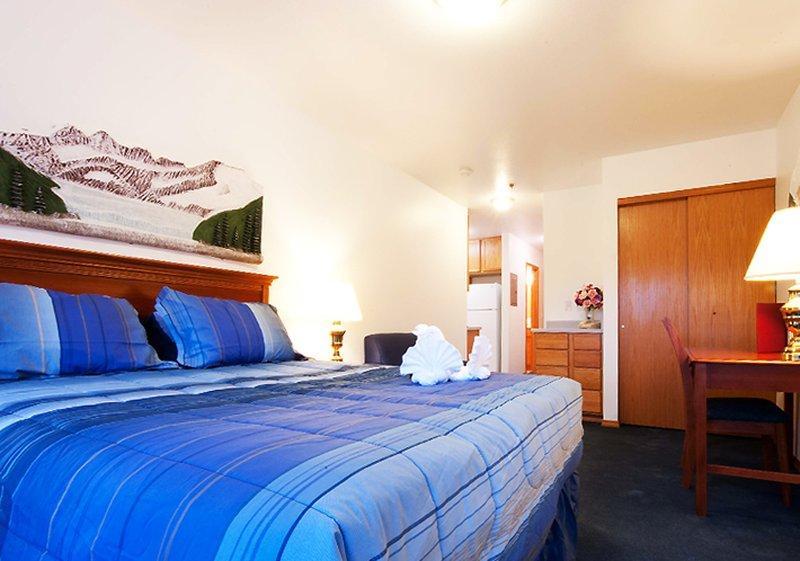 Frontier Suites Hotel In Джуно Екстер'єр фото