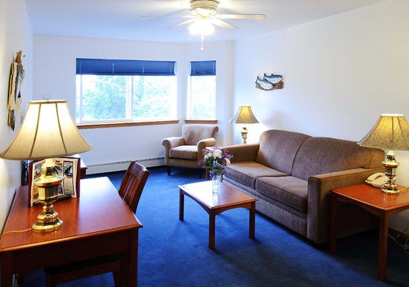 Frontier Suites Hotel In Джуно Екстер'єр фото