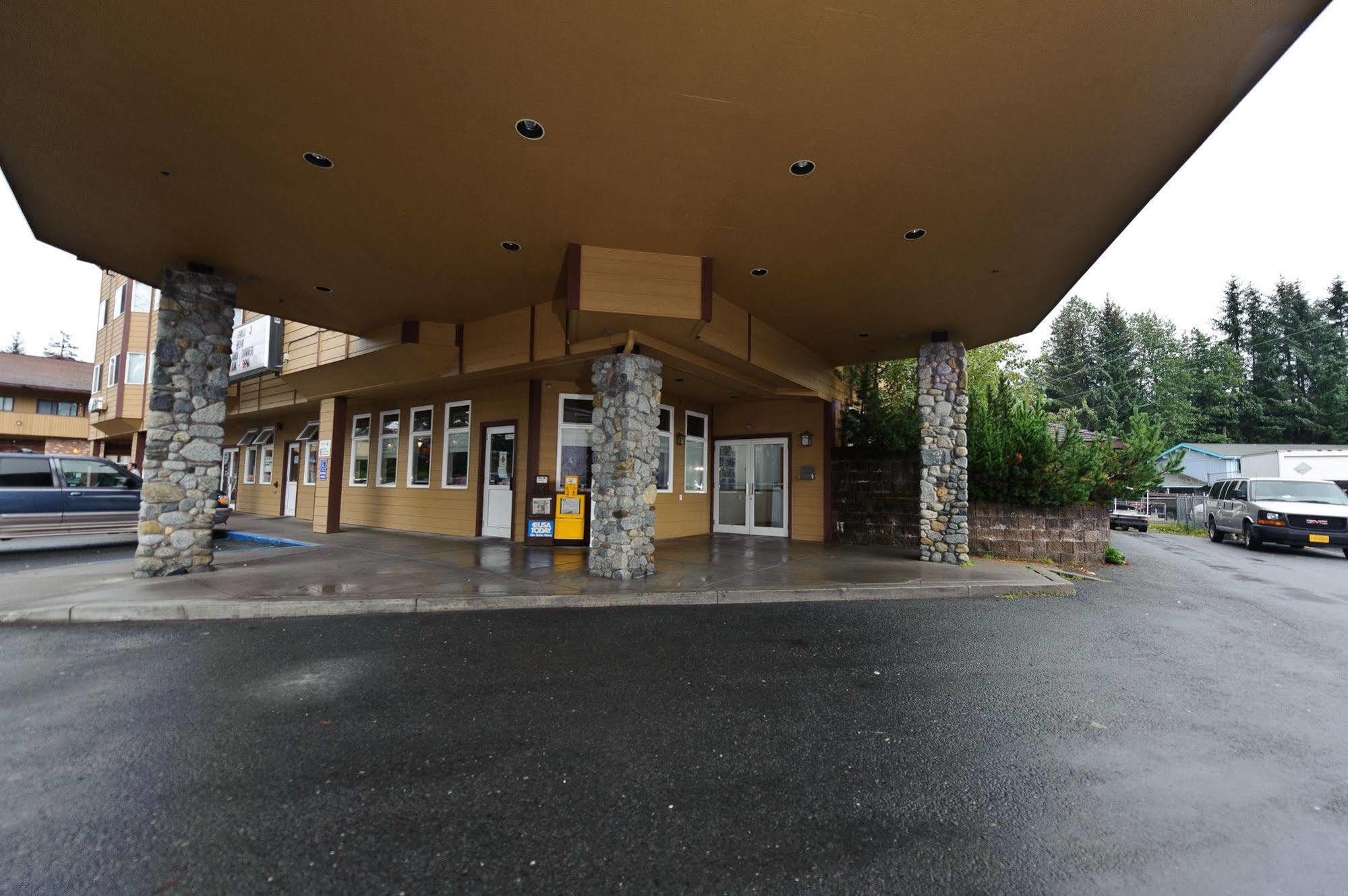 Frontier Suites Hotel In Джуно Екстер'єр фото
