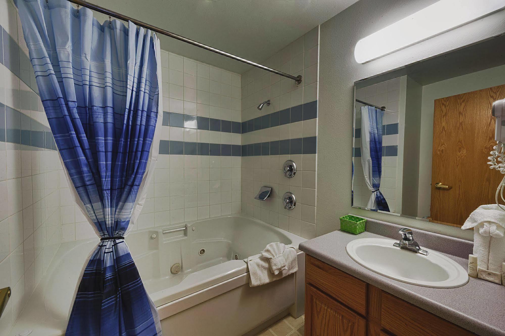 Frontier Suites Hotel In Джуно Екстер'єр фото