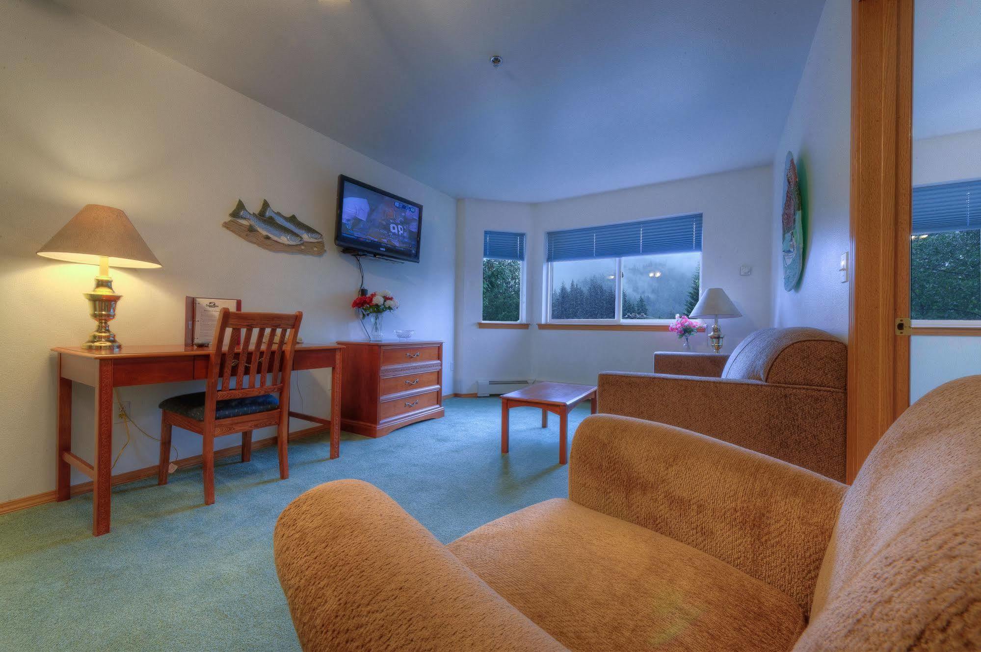 Frontier Suites Hotel In Джуно Екстер'єр фото